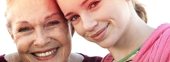 Imagine cu o femeie matură stând lângă o tânără. Fotografia ilustrează istoria o.b.® şi modul în care am contribuit noi la îmbunătăţirea calităţii vieţii femeilor, de peste 65 de ani.
